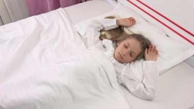 Yatak, yatak odasında, kız evde istirahat çocuk portre uyuyan çocuk yüzüne