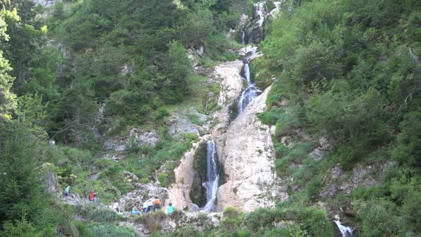 Turisti Che Visitano Water Fall Brook Montagna Cascata Maramures — Video Stock