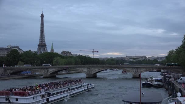 Paris Eyfel Kulesi Seine Nehri Senna Üzerinde Seyahat Turistler Gemiler — Stok video