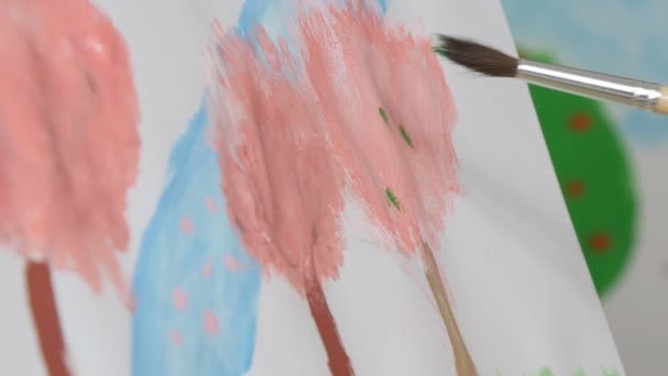 Kindermalerei Auf Staffelei Schulkind Werkstattklasse Mädchen Beim Basteln — Stockvideo