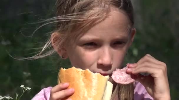 Bambino Triste Casa Abbandonata Depresso Randagio Ragazza Pane Mangiare Bambini — Video Stock