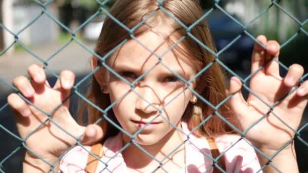 Triste Niño Deprimido Abandonado Infeliz Chica Callejera Niño Huérfano Buscando — Vídeos de Stock