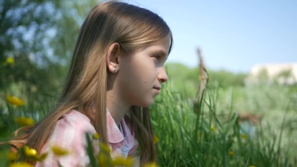 Zamyšlený Dítě Louce Parku Nešťastná Dívka Meditující Venku Přírodě — Stock video