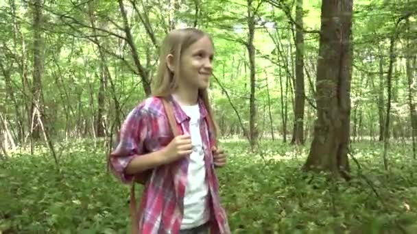 Ormanda Yürüyüş Çocuk Evlat Açık Doğa Kamp Macera Oynayan Kız — Stok video