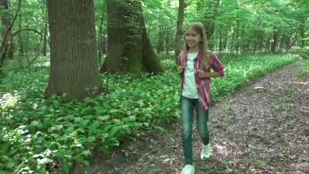 Niños Caminando Bosque Kid Naturaleza Aire Libre Chica Jugando Aventura — Vídeos de Stock