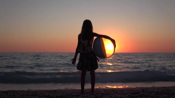 Copil Care Joacă Mingea Plajă Apus Soare Copil Care Uită — Videoclip de stoc