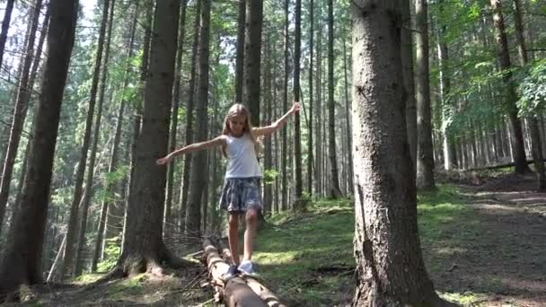 Bambino Nella Foresta Che Cammina Sul Tronco Ragazzo Che Gioca — Video Stock