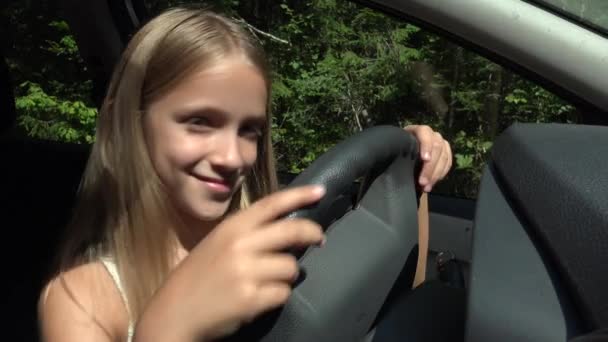 孩子玩汽车驾驶假装 孩子冒险在汽车 女孩享受 — 图库视频影像