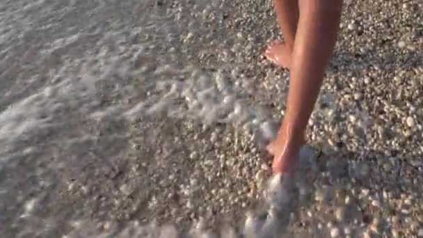 Kind Spielt Strand Bei Sonnenuntergang Mädchen Geht Meereswellen Kind Meer — Stockvideo