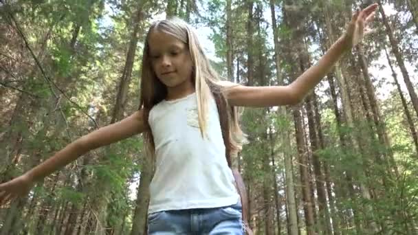 Kind Wald Wandern Auf Baumstamm Kind Spielt Zeltabenteuer Mädchen Freien — Stockvideo