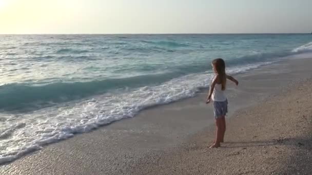 Kind Spelen Strand Kid Kijken Naar Zee Golven Meisje Het — Stockvideo