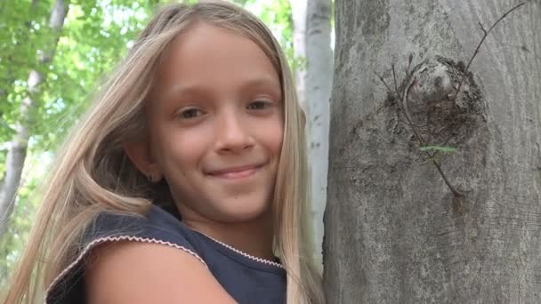 Kind Wald Kind Spielt Der Natur Mädchen Abenteuer Freien Auf — Stockvideo