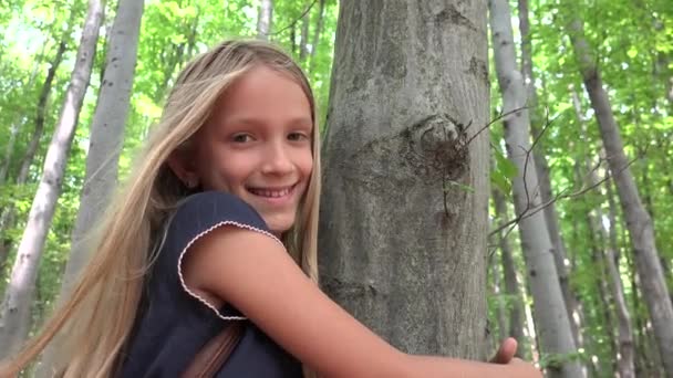 森林中的孩子 孩子在大自然中玩耍 冒险的女孩户外露营 — 图库视频影像