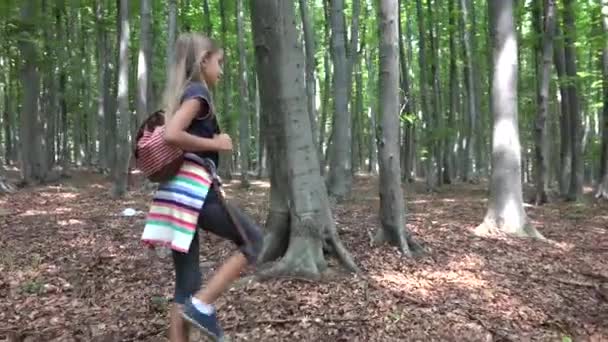 Дитина Гуляє Лісі Дитина Відкритому Повітрі Природа Дівчина Грає Кемпінгу — стокове відео