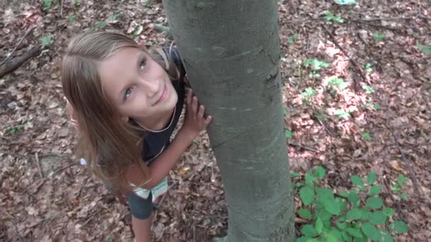 Gyermek Erdőben Gyerek Játszik Természetben Lány Kaland Kültéri Camping — Stock videók