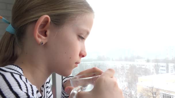Enfant Malade Regardant Par Fenêtre Triste Visage Enfant Buvant Thé — Video