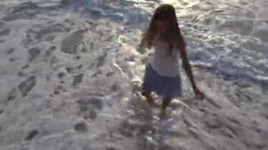Plaj, deniz dalgaları izlerken, kıyı şeridi, kız çocuk deniz kıyısı üzerinde oynayan çocuk