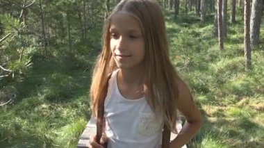 Ormanda yürüyüş çocuk evlat açık doğa, kamp macera oynayan kız