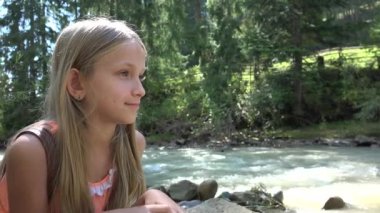 Irmak, düşünceli çocuk doğada, kamp, dağ içinde kız rahatlatıcı üzgün çocuk