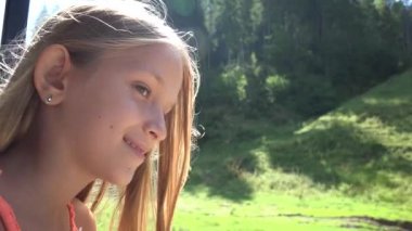 Trenle Çocuk Seyahati, Pencereye Bakan Çocuk Turist, Kız Kampı Macerası