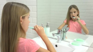 Çocuk banyo, diş fırçası ile ayna çocukta yıkama kız bebek diş fırçalama
