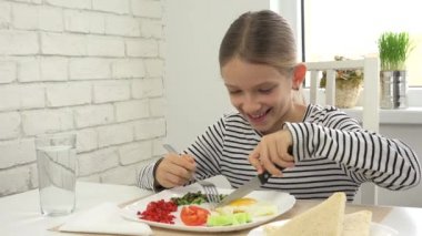 Kahvaltı mutfak, yiyor sağlıklı yiyecek yumurta çocuk çocuk kız sebze