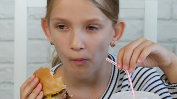 Hamburger Eten Restaurant Kid Kind Eet Ongewenste Fastfood Hongerig Meisje — Stockvideo