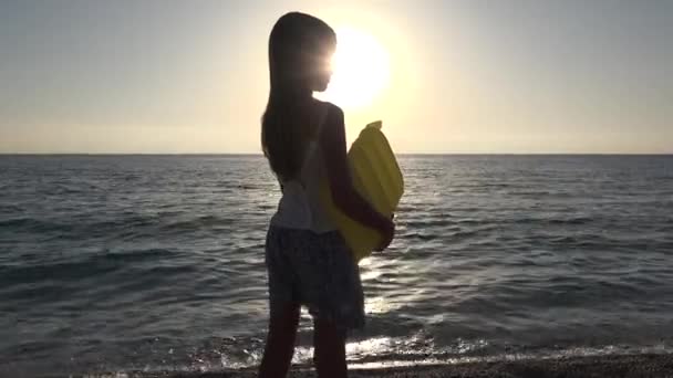 Kind Spelen Het Strand Zonsondergang Kid Watching Sea Waves Girl — Stockvideo
