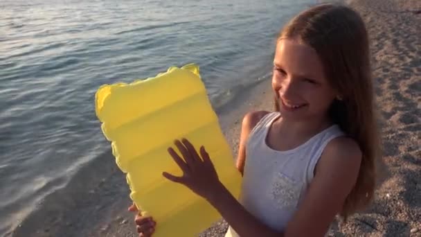 Dítě Hraje Pláži Při Západu Slunce Dítě Sleduje Vlny Moře — Stock video