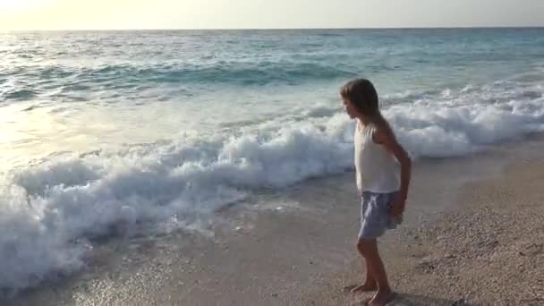 Criança Brincando Praia Assistindo Ondas Mar Menina Correndo Costa Verão — Vídeo de Stock