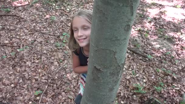 フォレスト内の子は子供の自然の中でキャンプの屋外の冒険の少女を再生 — ストック動画