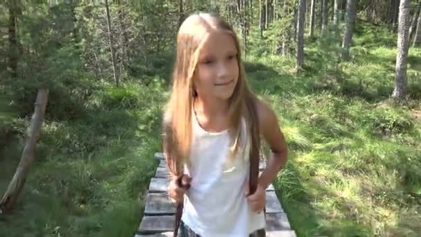 森を歩く子供の屋外の自然のキャンプの冒険で遊ぶ女の子 — ストック動画