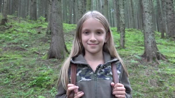 Ребенок Лесу Ребенок Играет Природе Девочка Свежем Воздухе Лесу — стоковое видео
