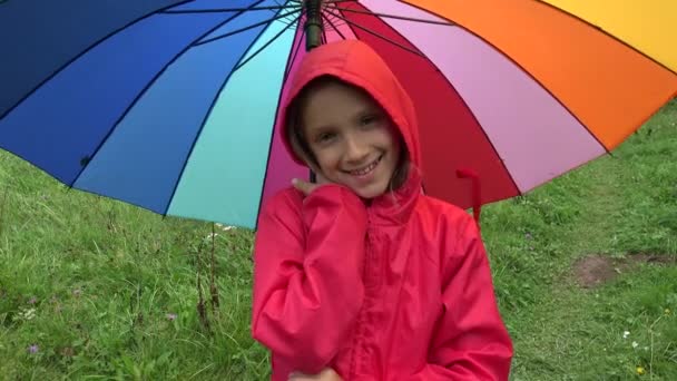 Kind Regen Kind Spielt Draußen Park Mädchen Dreht Regenschirm Regentagen — Stockvideo