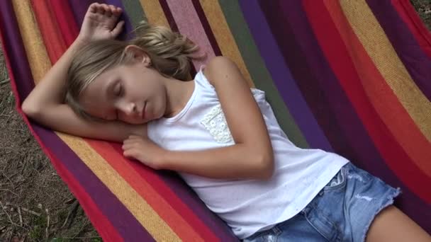 Παιδί Στον Ύπνο Στην Αιώρα Στο Κάμπινγκ Kid Χαλαρώνοντας Στο — Αρχείο Βίντεο