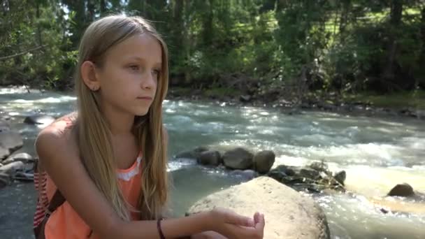 Criança Triste Por Rio Miúdo Atencioso Relaxando Natureza Meninas Acampar — Vídeo de Stock