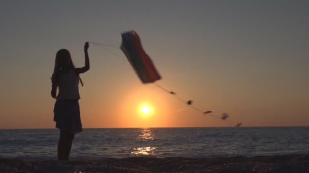 Παιδί Παίζοντας Που Φέρουν Kite Στην Παραλία Παιδί Στο Ηλιοβασίλεμα — Αρχείο Βίντεο