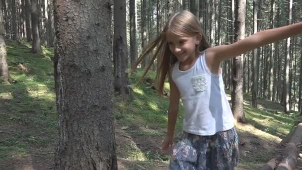 Criança Floresta Caminhando Log Kid Playing Camping Adventure Garota Madeira — Vídeo de Stock