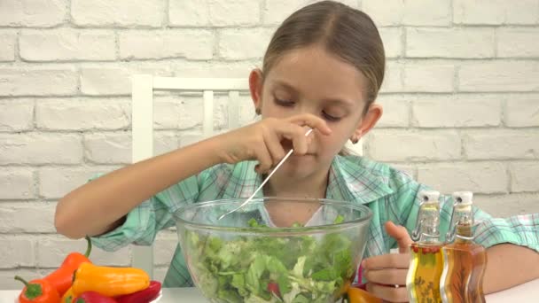 Kind Eten Groene Salade Kid Keuken Meisje Eten Verse Groenten — Stockvideo