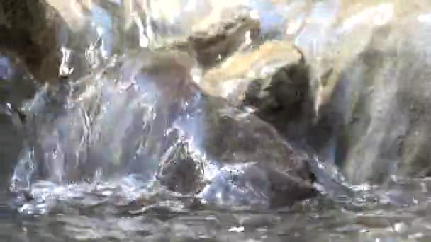 Górskie Zbliżenie Rzeki Spring Brook Potok Kamieniami Skały Widok Przyrodę — Wideo stockowe