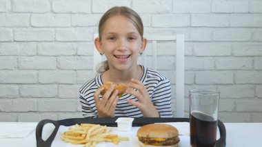 Restoran, Fast Food, suyu içme kız ve çocuk hamburger yiyen çocuk