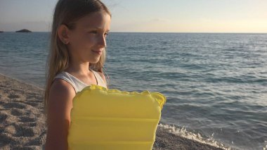 Çocuk gün batımında sahilde oynuyor, Çocuk Deniz Dalgalarını izliyor, Gün batımında Kız Manzarası