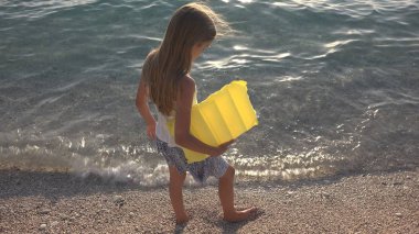 Çocuk gün batımında sahilde oynuyor, Çocuk Deniz Dalgalarını izliyor, Gün batımında Kız Manzarası