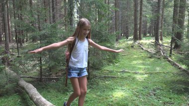 Oturum aç, kamp macera, kız açık ahşap oynayan çocuk yürüyen çocuk ormanda