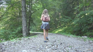 Ormanda yürüyüş çocuk evlat açık doğa, kamp macera oynayan kız