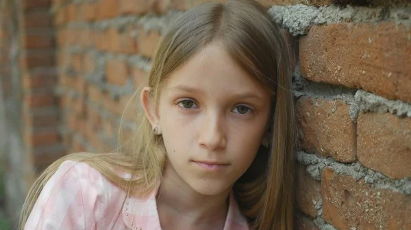 カメラで見て悲しい落ち込んで子退屈少女の肖像画 不幸な子供顔 — ストック写真