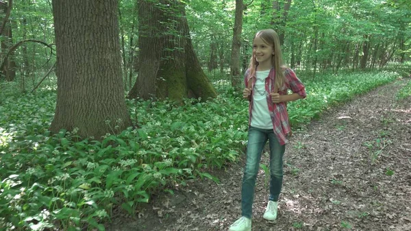 Kind Wandelen Bos Kid Buiten Natuur Meisje Spelen Camping Avontuur — Stockfoto