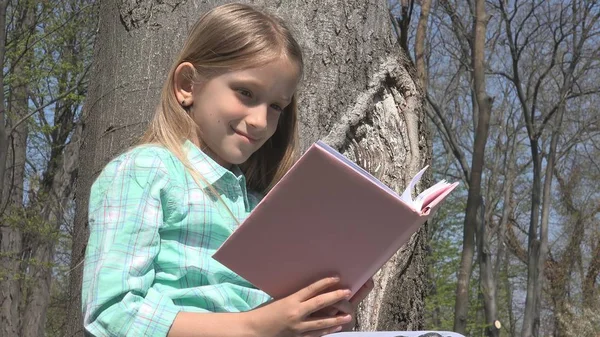 Czytania Dziecko Drzewa Parku Uczennica Czyta Książkę Odkrytym Nature Edukacyjne — Zdjęcie stockowe