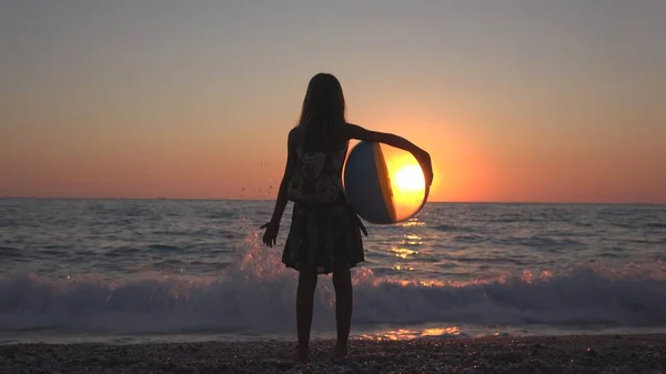 Strandbal Spelen Sunset Kijken Naar Zee Golven Kid Kind Meisje — Stockfoto