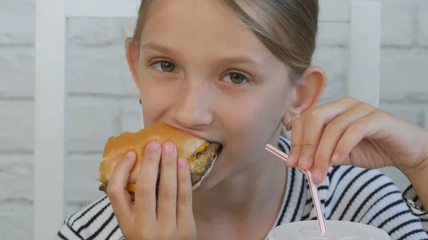 Niño Comiendo Hamburguesa Restaurante Niño Come Chatarra Comida Rápida Hambrienta — Foto de Stock